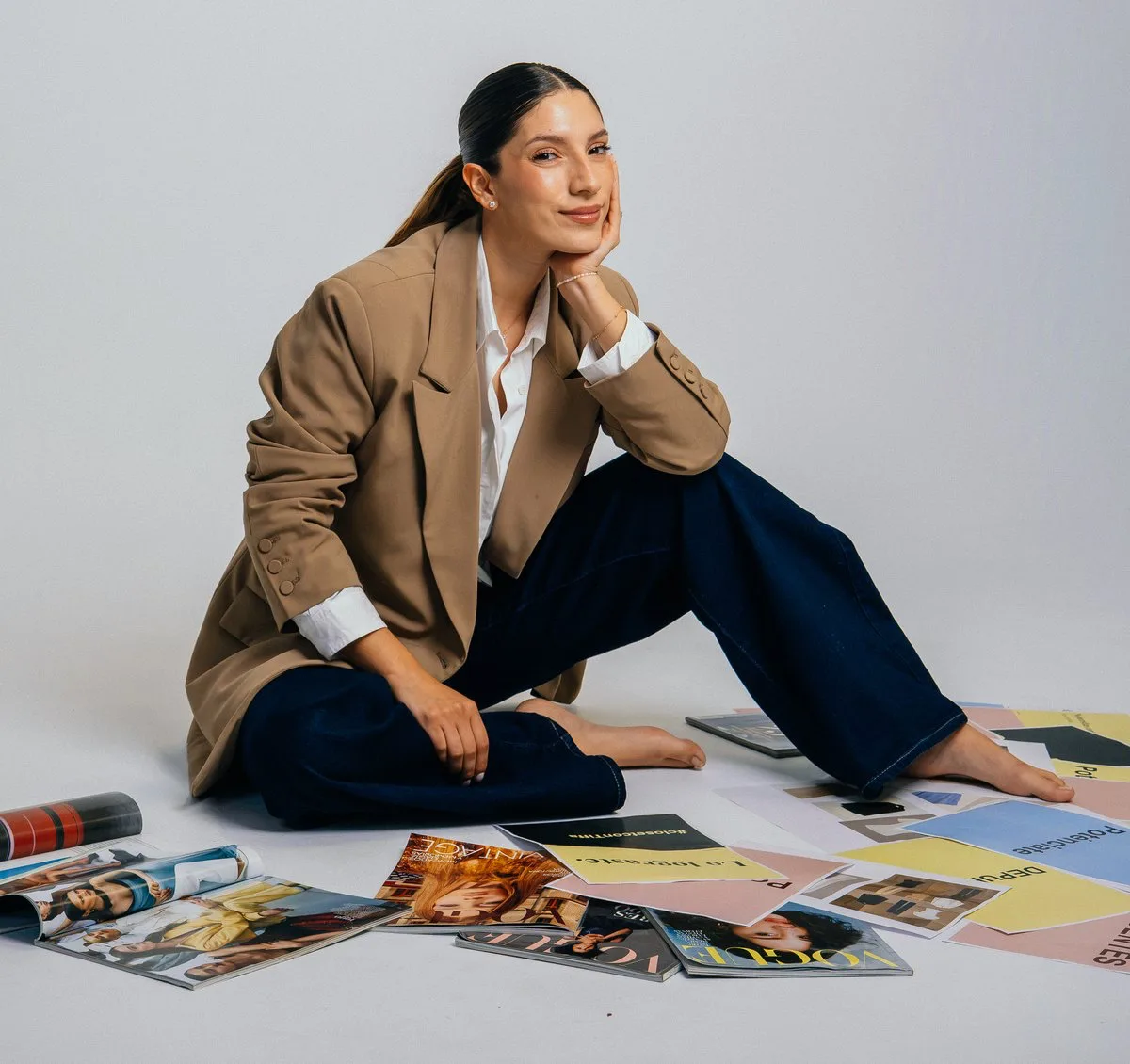 Tiffa sentada en el piso con revistas